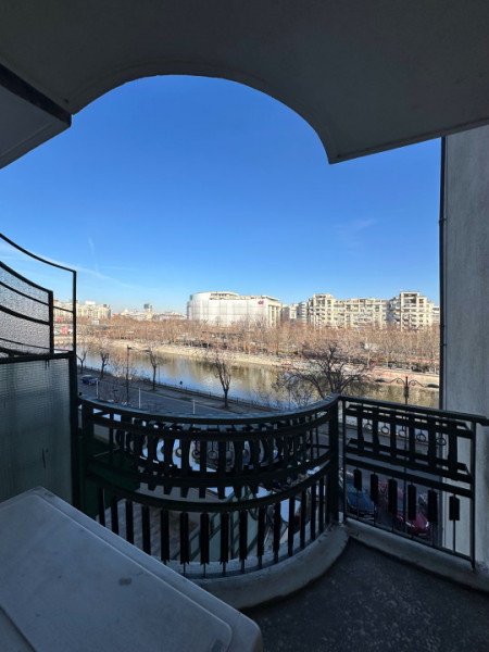 3 camere Piața Unirii | vedere deschisă către Dâmbovița | 2 băi | 3 balcoane