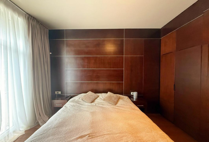 3 camere Calea Victoriei vedere Radisson Blu