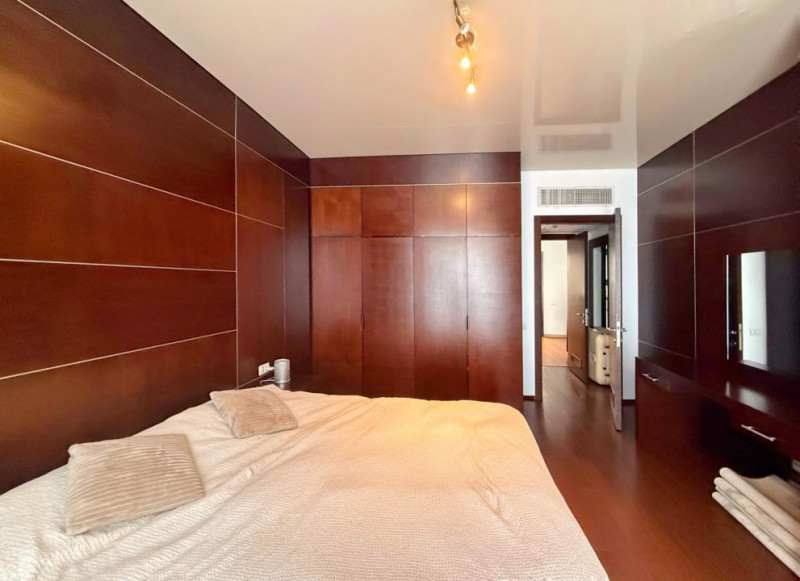 3 camere Calea Victoriei vedere Radisson Blu