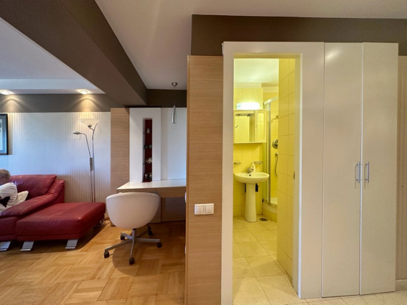 Bloc monolit Piața Unirii apartament 3 camere reamenajat cu un singur dormitor